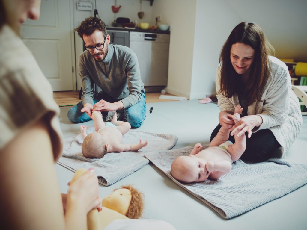 Babymassage Kurs in Seeheim Mama massiert ihr Baby - Bergstraße